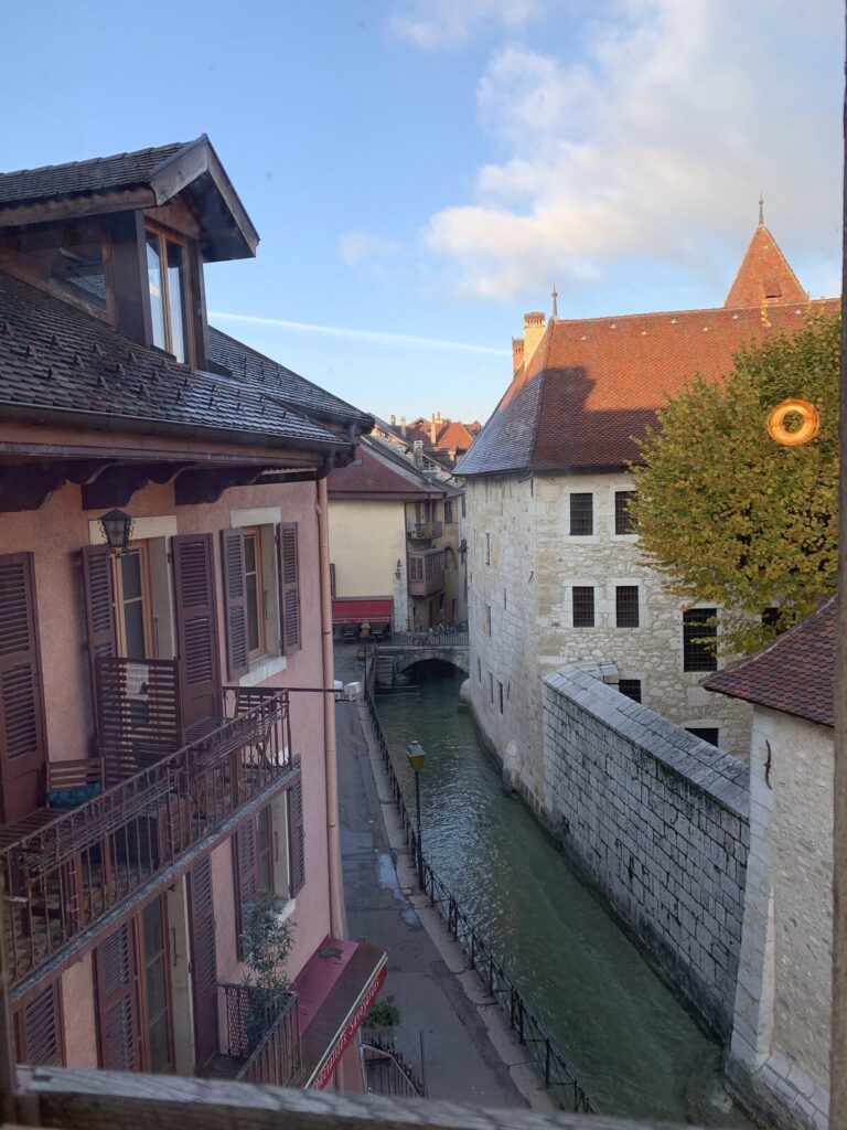 窓から見たアヌシー旧市街の運河とパレ・ド・リル