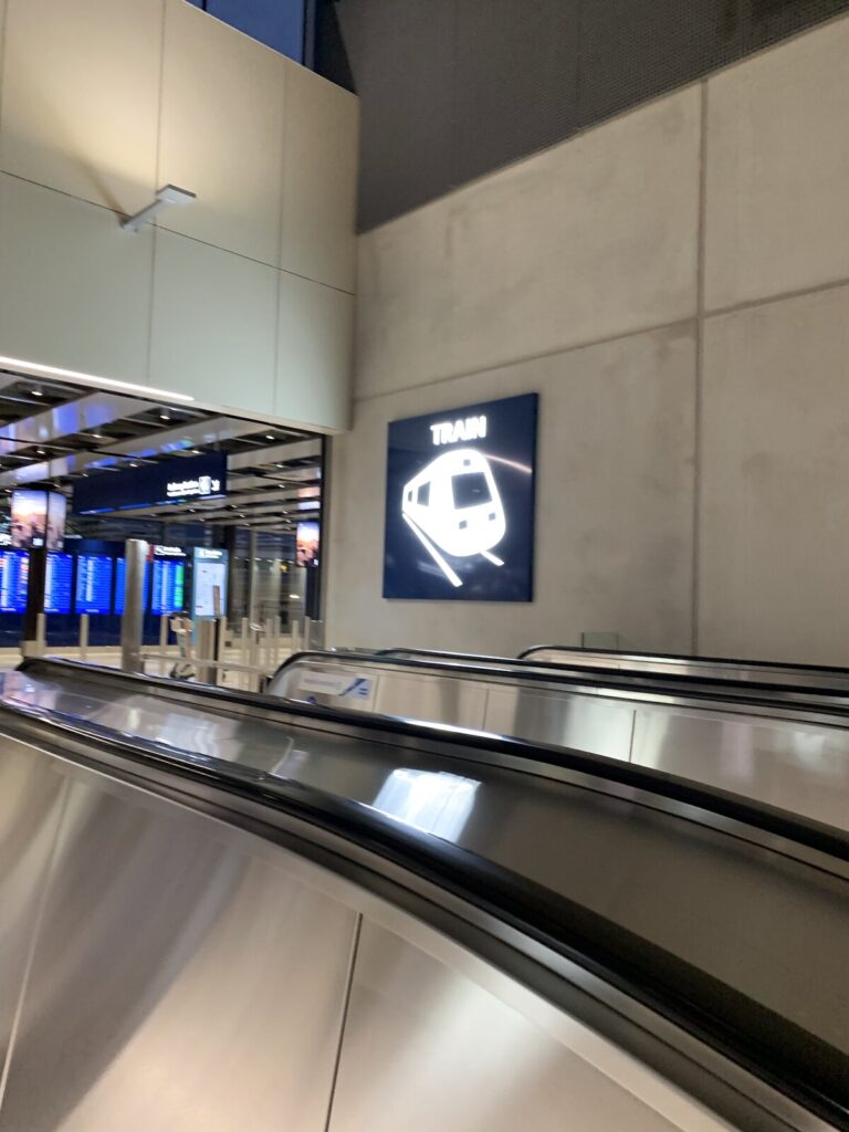 ヘルシンキ空港のエスカレーターと電車案内