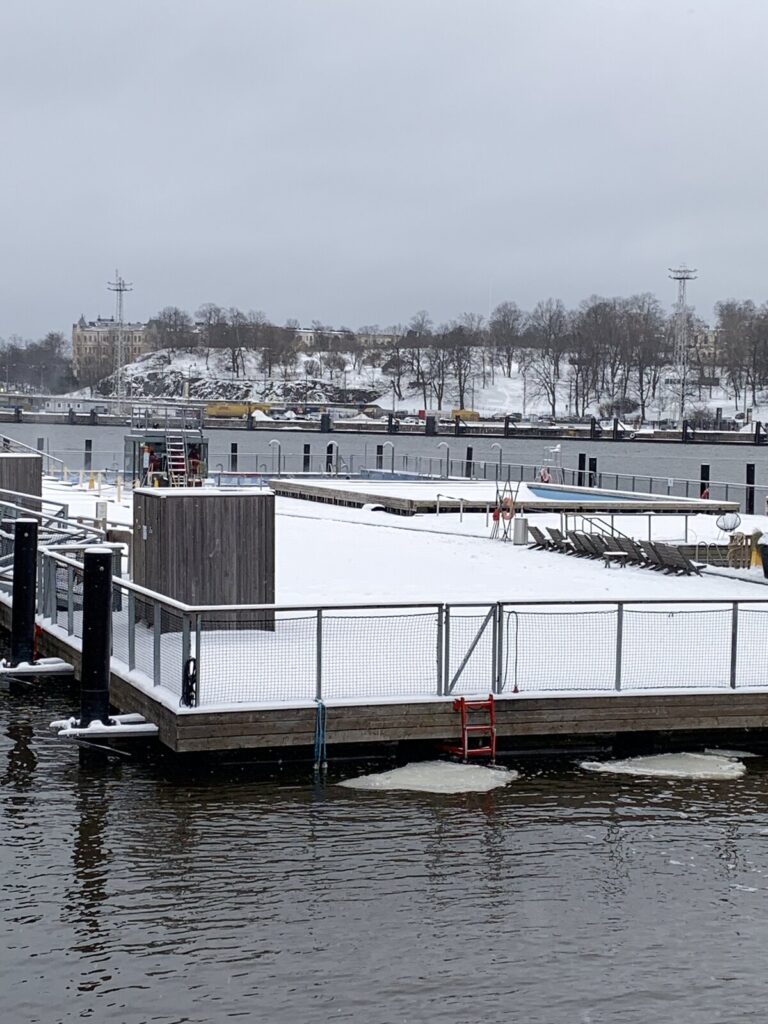 冬のアッラス・シープール外観