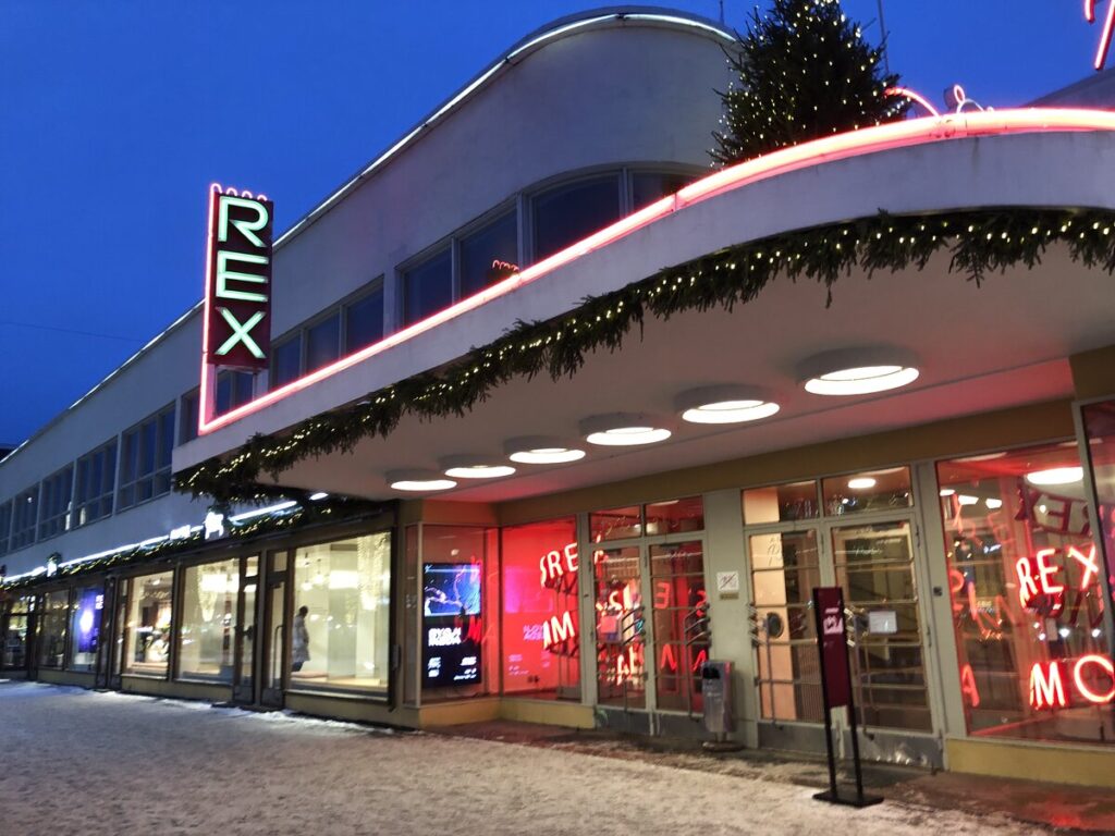 クリスマス装飾のBio Rex映画館外観