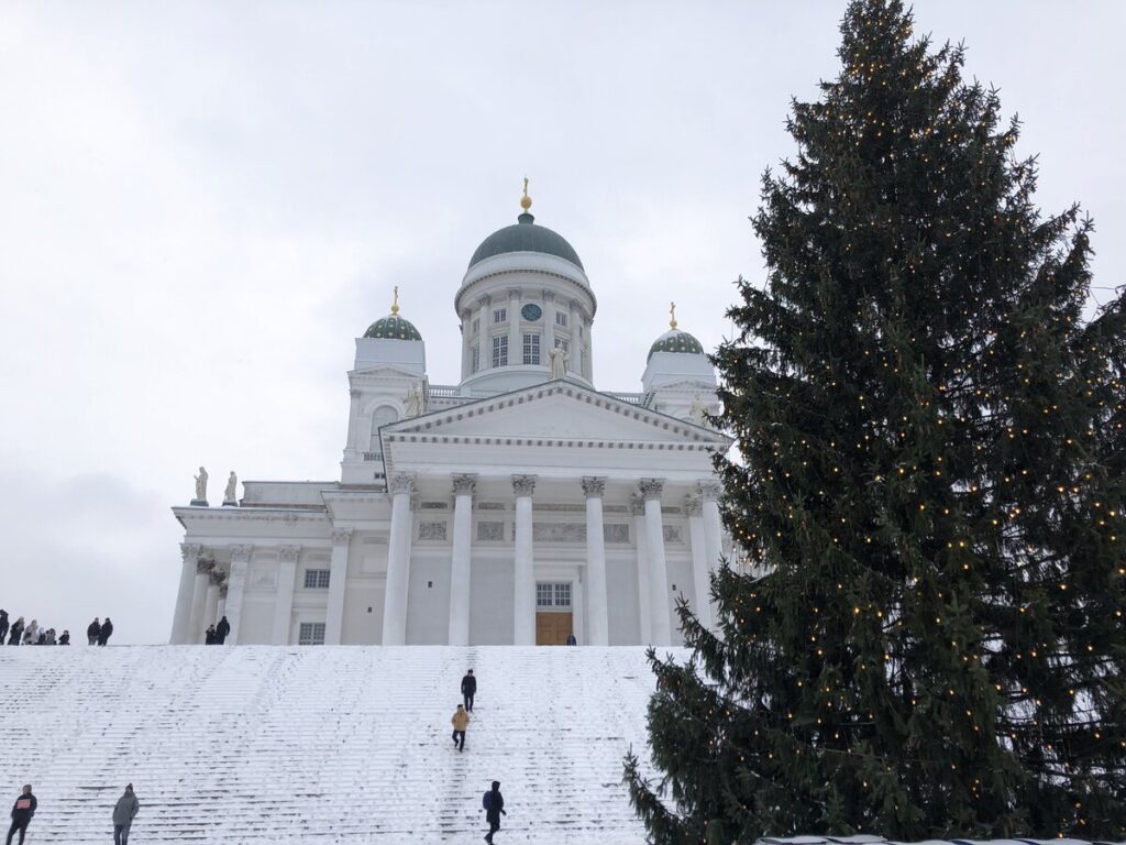 雪のヘルシンキ大聖堂とクリスマスツリー