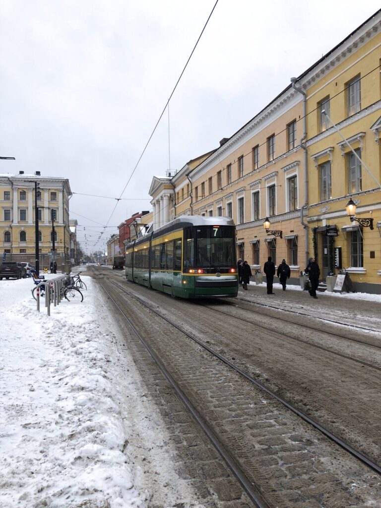 雪の街を走るヘルシンキのグリーントラム