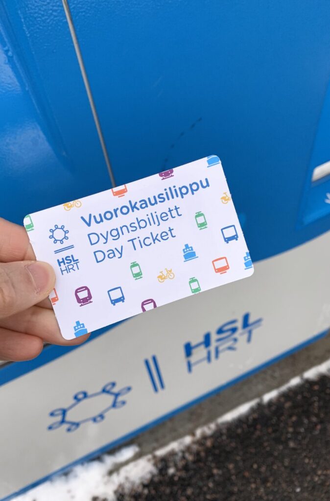 HSLのデイチケットカードを手に持つ様子