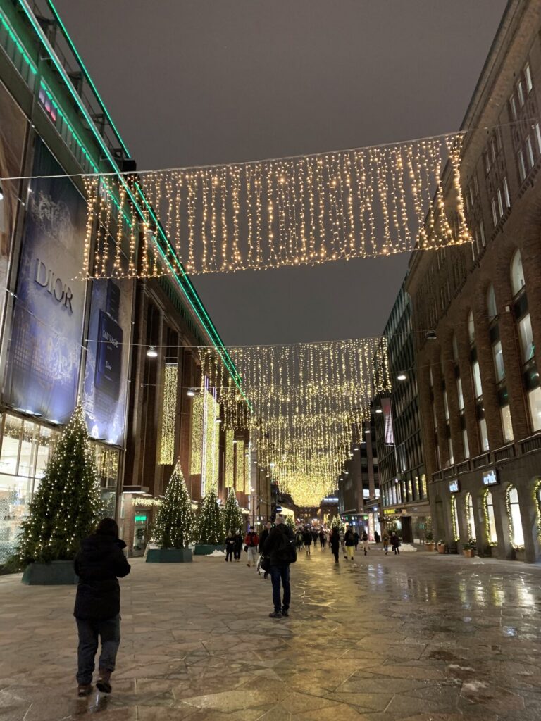 金色のイルミネーションが輝くショッピングストリート