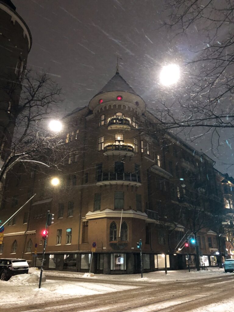 雪の夜のヘルシンキの歴史的建築