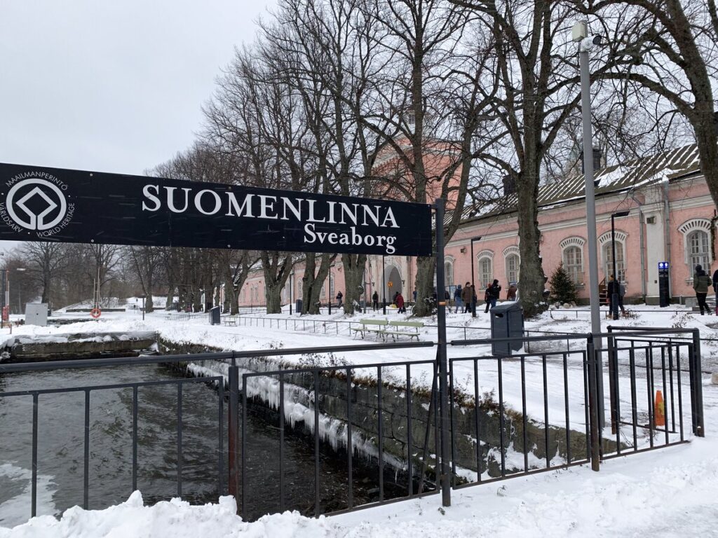 冬のスオメンリンナ入口の看板