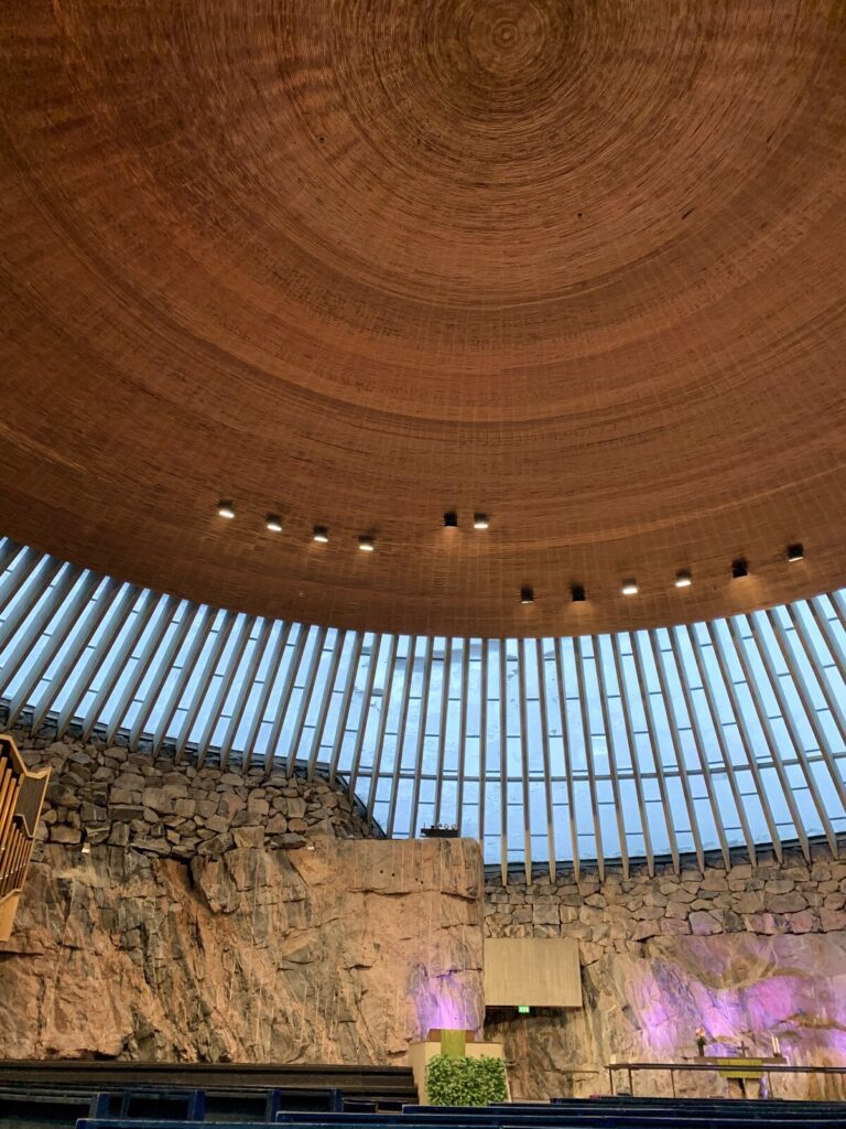 テンペリアウキオ教会の銅のドーム天井と自然光