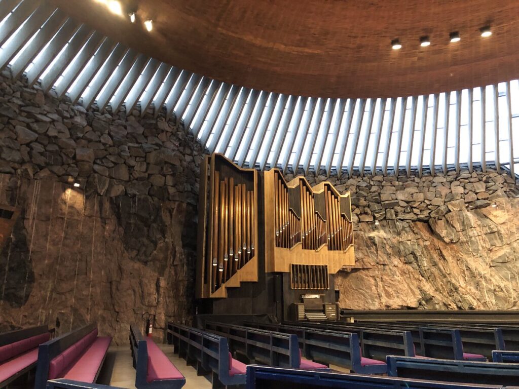 テンペリアウキオ教会の岩の内壁とパイプオルガン