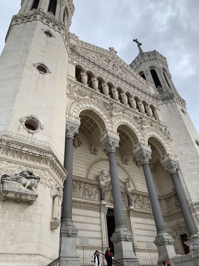 リヨン ノートルダム・ド・フルヴィエール大聖堂 正面ファサード