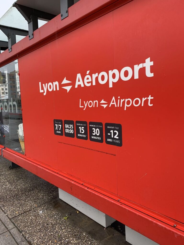 リヨン空港 Rhonexpress(ローヌエクスプレス)乗り場案内