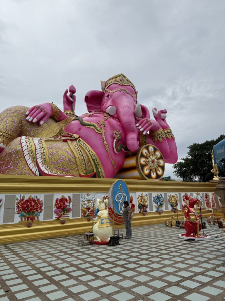 タイ・チャチューンサオ県のワットサマーン・ラッタナーラームにある巨大なピンクのガネーシャ像。周囲に各種ガネーシャのレリーフパネル（2024年）