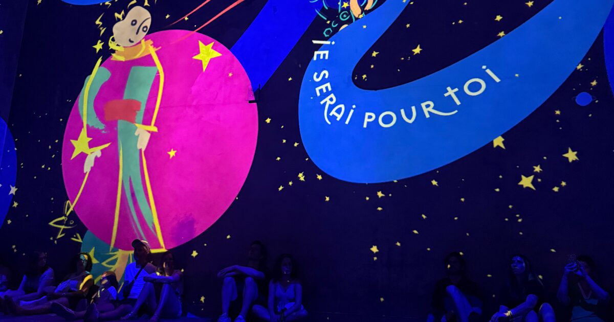 Atelier des Lumières 星の王子さま展（Le Petit Prince）｜Emily in Paris登場のパリ11区没入型デジタルアートセンター