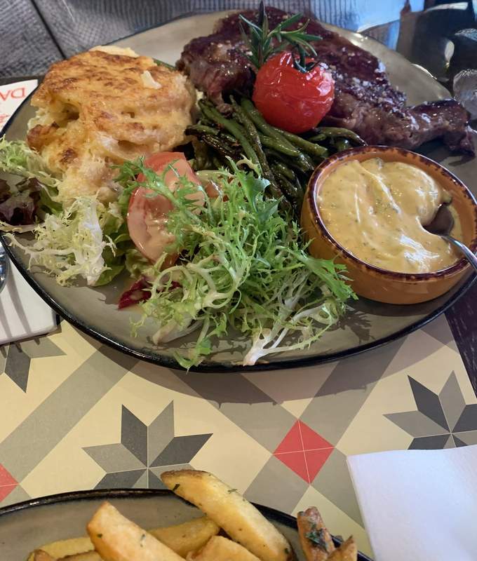 Le Dante(パリ5区ノートルダム徒歩5分)でランチに食べたフレンチビストロ定番のステーキ、オムレツ、ポテト、サラダのプレート