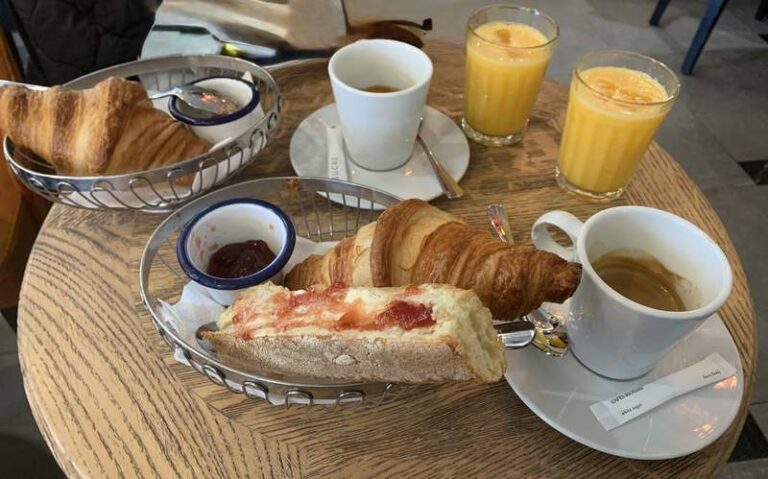 Sip Café Babyloneで実食したフレンチの朝食 - クロワッサン、コーヒー、絞りたてオレンジジュース