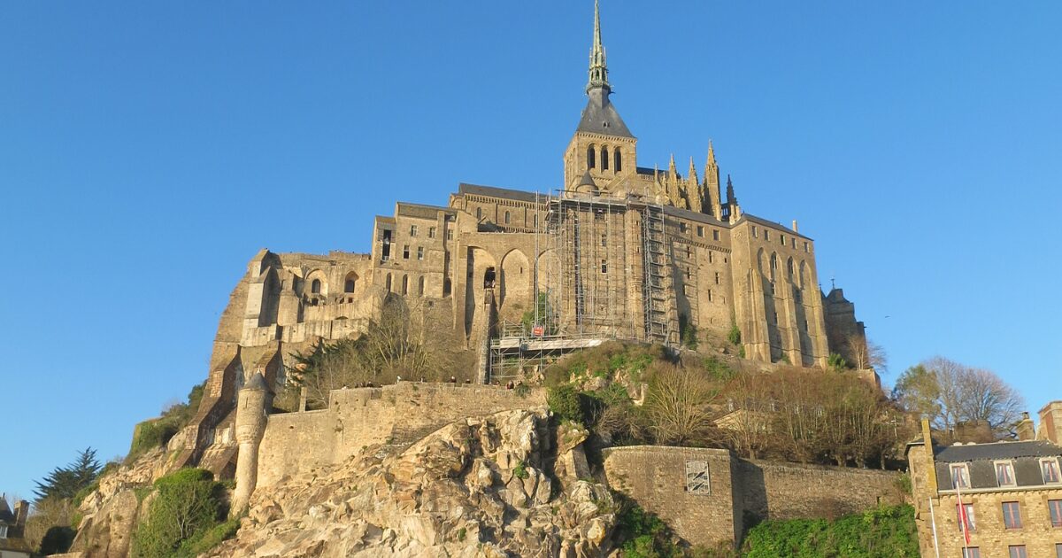 パリから日帰りツアーで訪れた世界遺産モン・サン・ミシェルの全景 - 海に浮かぶ中世の修道院島