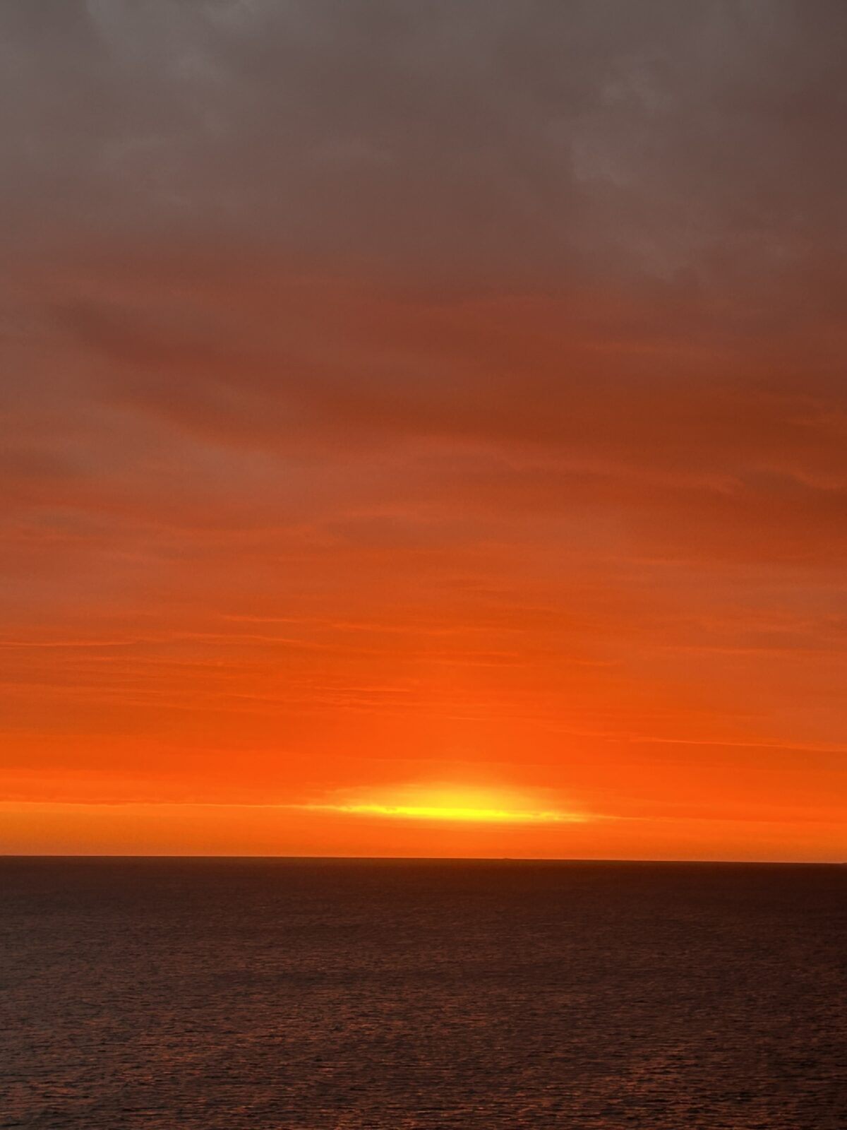 船から見た夕焼けの海