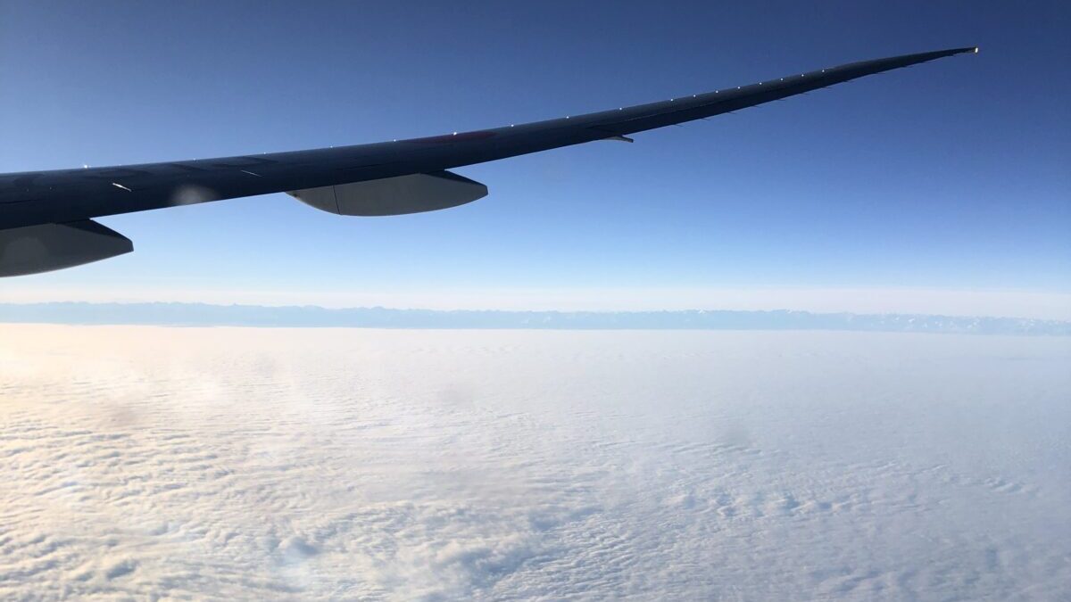 JALの機内から見た翼と雲海（パリへ向かうフライト）