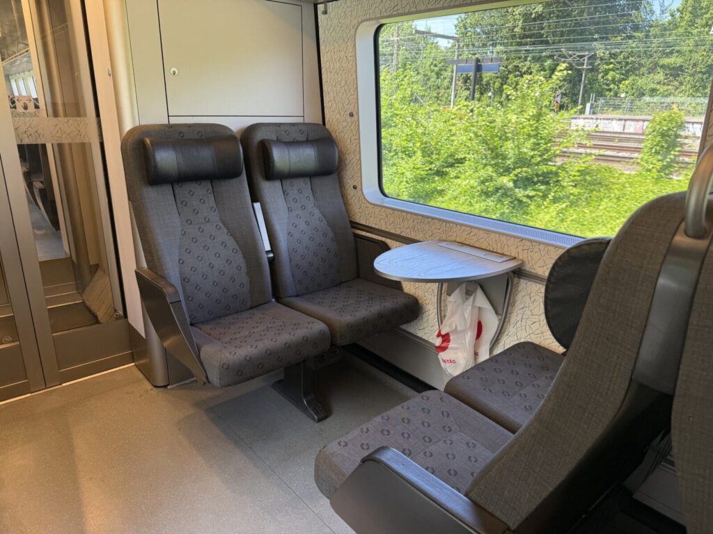 マルメ→コペンハーゲン間の電車の車内。テーブル付きで快適