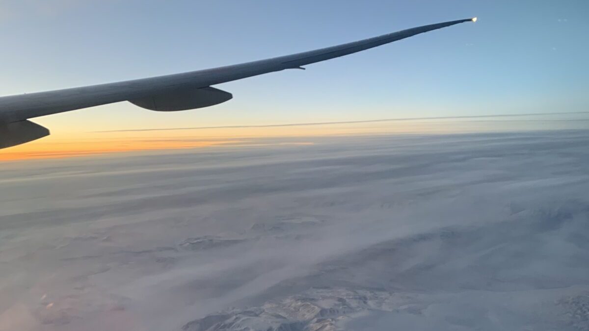 JALどこかにマイルの旅で機内から見た翼と夕焼けの景色